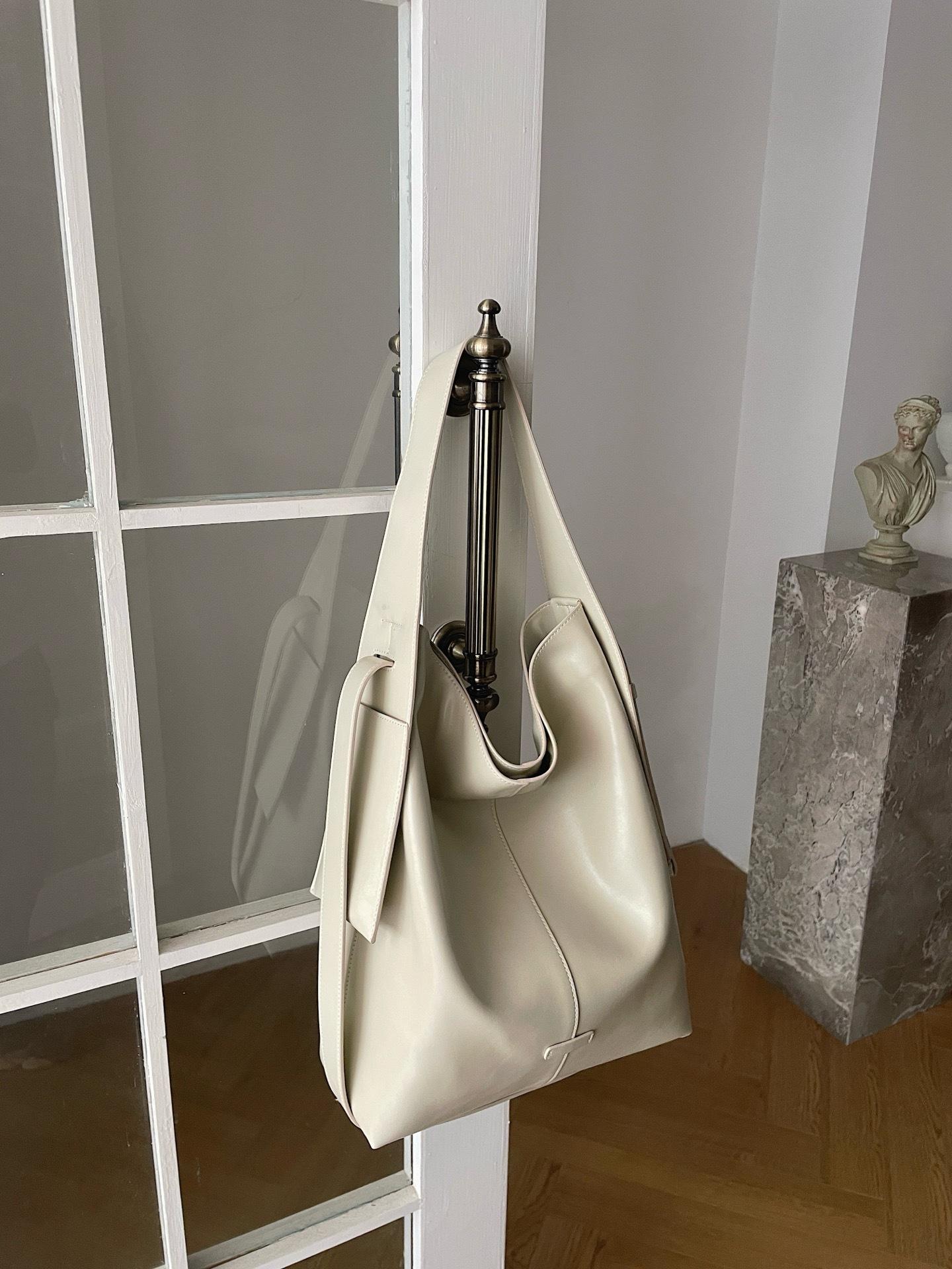 

2025 Новая универсальная сумка-ведро Женская сумка-тоут на одно плечо Повседневная универсальная сумка через плечо Большая вместительная кожаная женская сумка 25.5x11x32cm белый