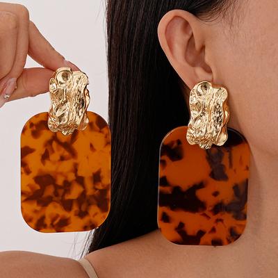 Boucles d'oreilles rectangulaires géométriques en résine à imprimé léopard exagéré, avec des aiguilles argentées, boucles d'oreilles rétro de niche premium