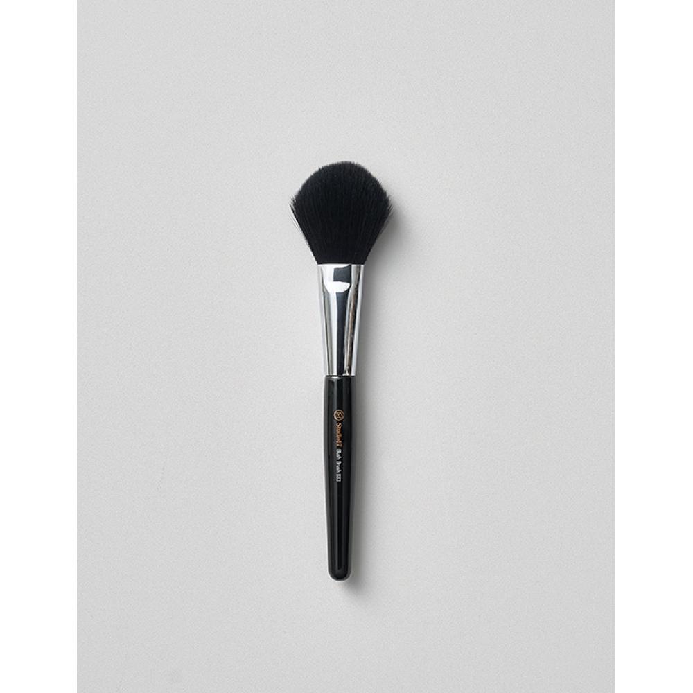 Studio17 Blusher Brush 833