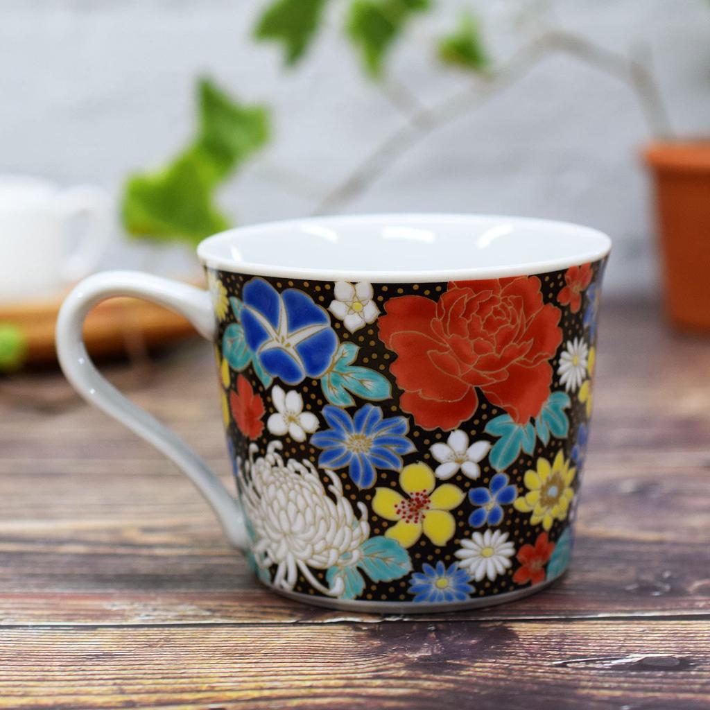 Waza no Kura Kutani Ware Hrnek s květinami z černé keramiky Luxusní značkové nádobí vyrobené v Japonsku Dárek k 60. narozeninám