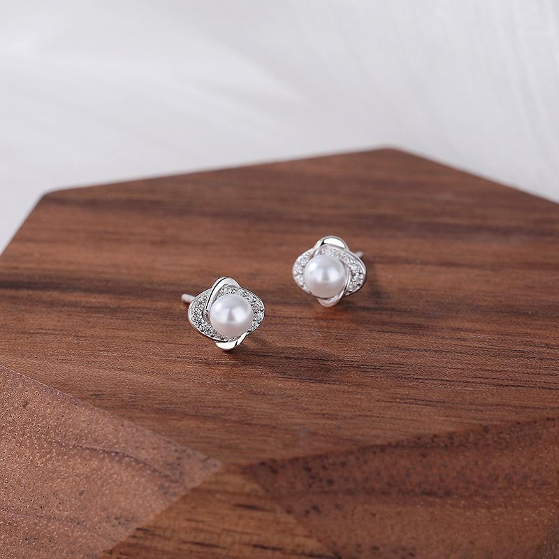 Retro Fashion Temperament Flower Earrings for Women with Exquisite Niche Personality Simple Earrings