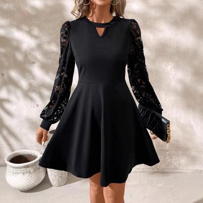 Ein Neues Elegantes Damen-Rundhals-Spitzen-Patchwork-Langarm-Laternenärmel-Enganliegendes Kleid