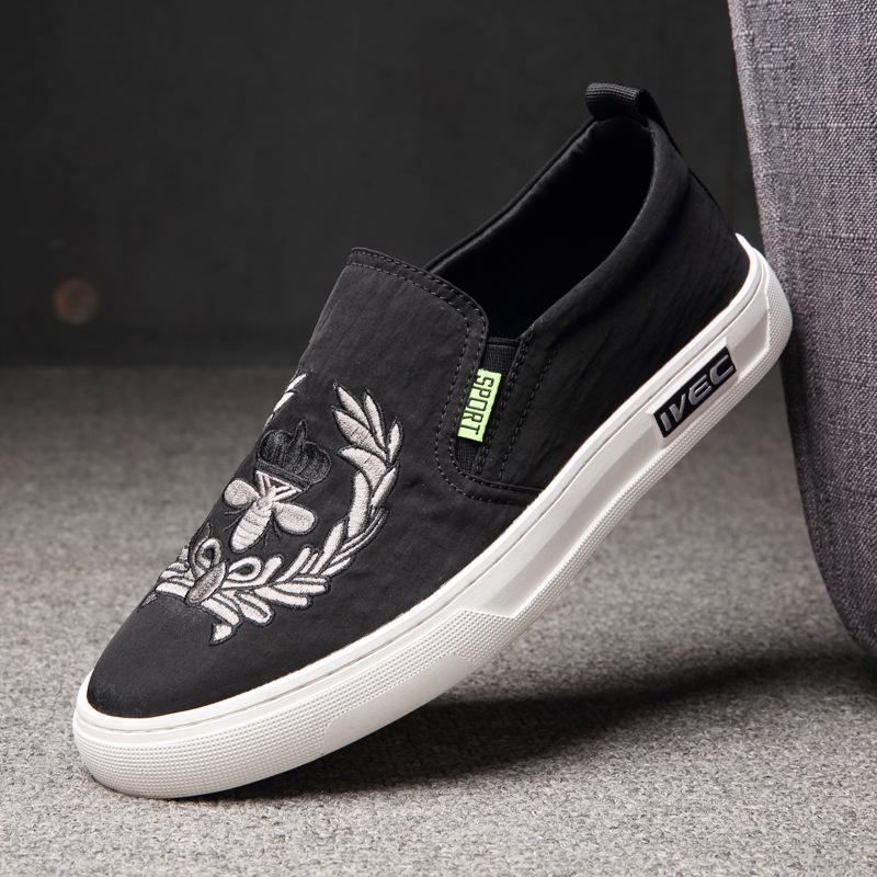 Korean Style Men's Trendy Loafers: Breathable Mesh, Embroidery, Slip-on Casual Shoes for Spring & Autumn.