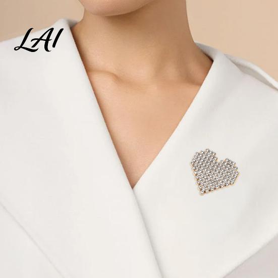 Elegant Alloy Jewelry Rhinestone Love Heart Brooch for Women Golden Plated Shape Lapel Pin Pin Romantic Accessories Clothing Suits Scarves