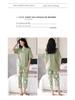 Completo estivo da donna taglie forti con top a maniche corte e pantaloni cropped