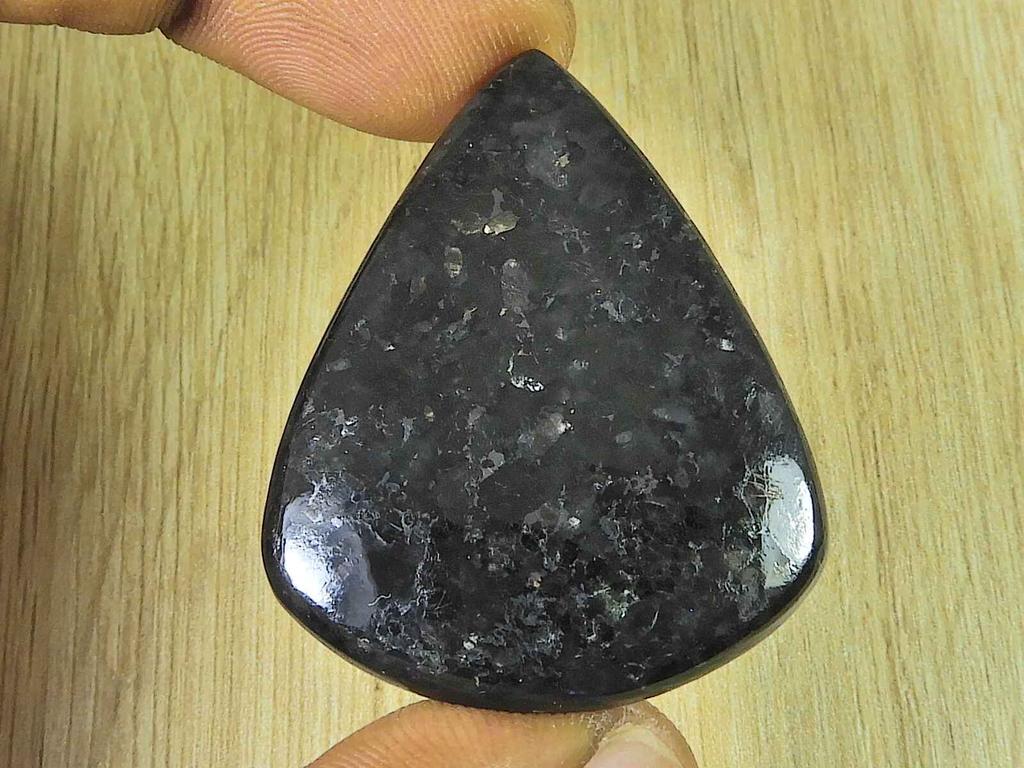 Přírodní numitový hruškový léčivý krystalový kabošon, volný drahokam 59 karátů. 32X40X5MM SK-3366