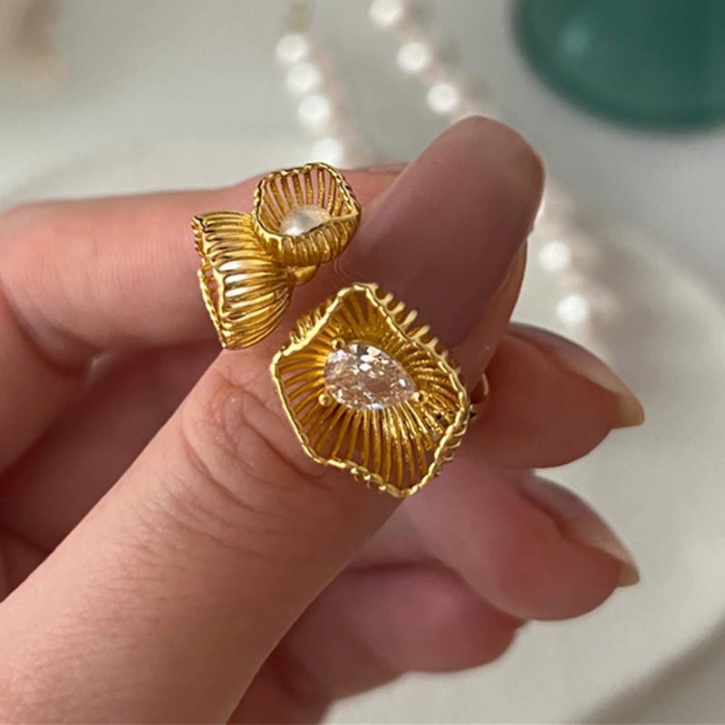 Elegant Vintage Woven Metal Pearl And Zircon Flower Design Ring For Women