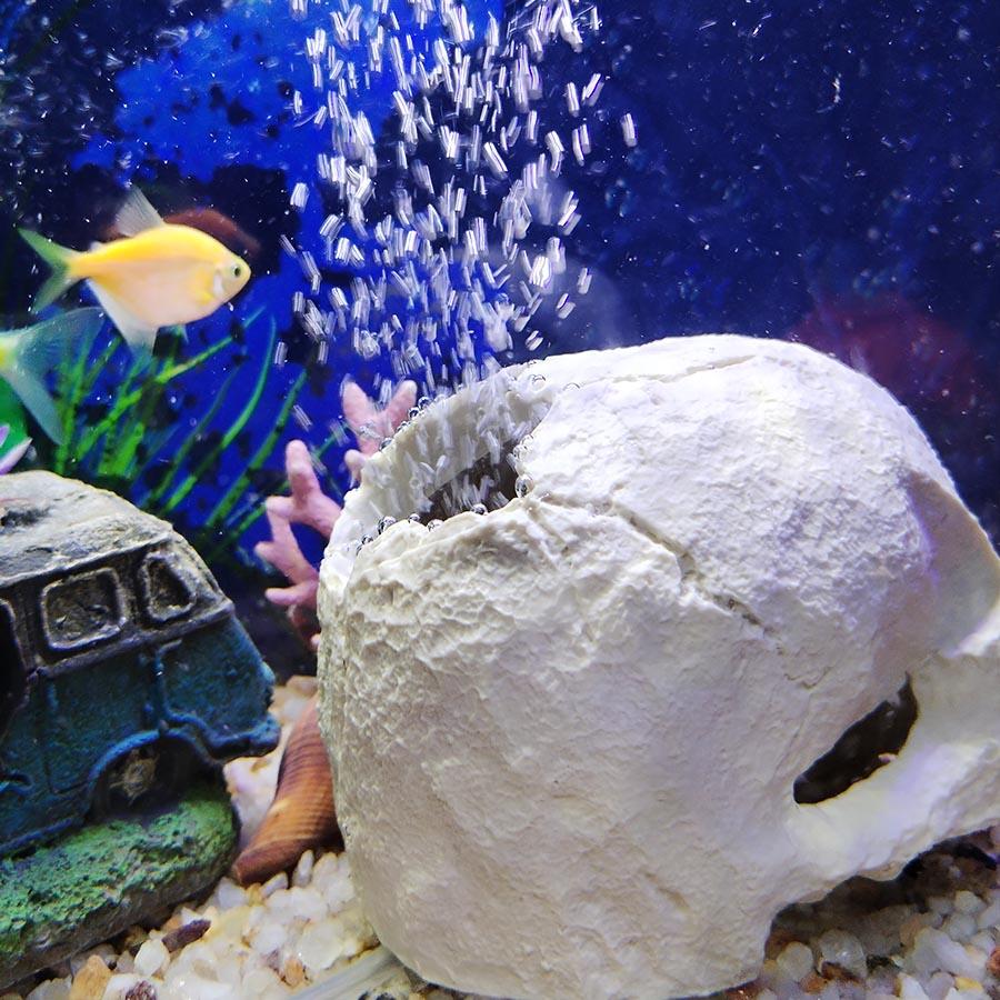 1 Sett Resin Skalle Akvariedekor – Fiske-, Reke- og Reptilavlsgrotte med Innebygd Boblestein for Oksygenering | Halloween Akvariepynt