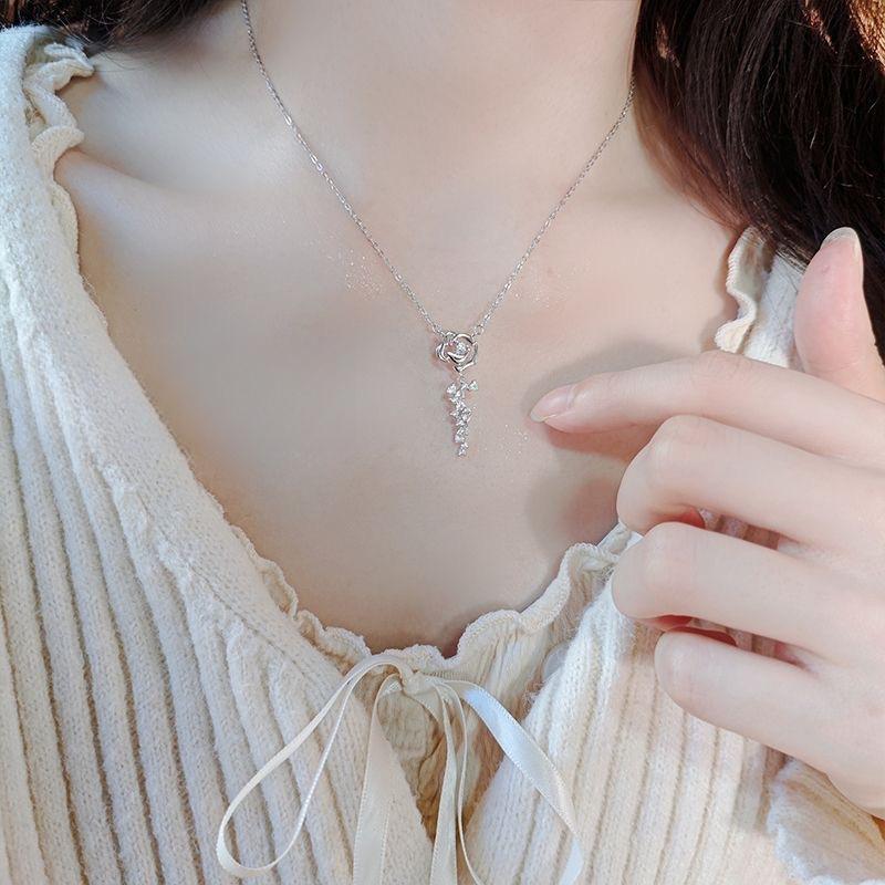 Rose Necklace for Women French Retro Flash Diamond Small Flower Clavicle Chain Light Luxury Simple Flower Necklace Valentine's Day Gift for Girlfriend