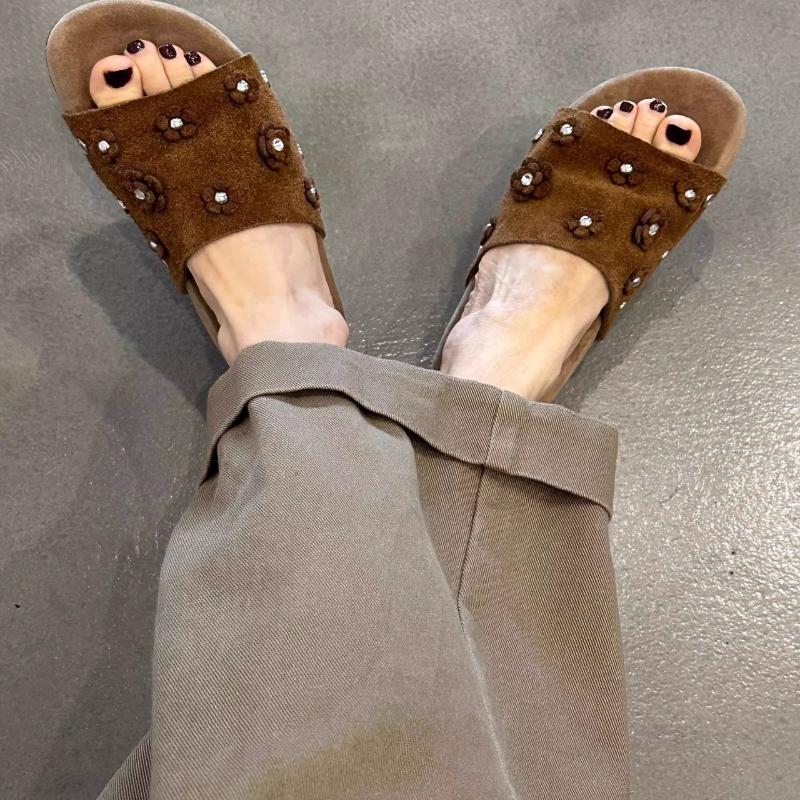 

Мода 2025 Новый Дизайнерский Парфюм Декорация Меховые Тапочки Женские Шлепанцы Женские Зимние Вьетнамки Камелия Жемчужная Отделка Меховые Сандалии 35 коричневый