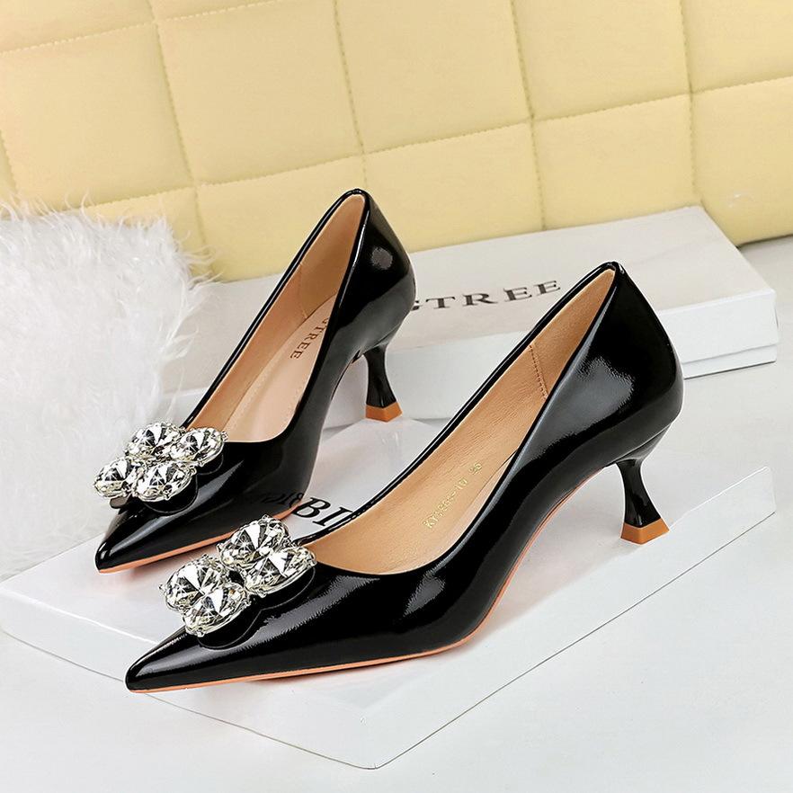 

Fashion 2025 Spring New Pointed Toe Women Heels Fashion Women Pumps Patent Leather Rhinestone Ladies Elegant Party Shoes Plus Size 43 34 чёрный