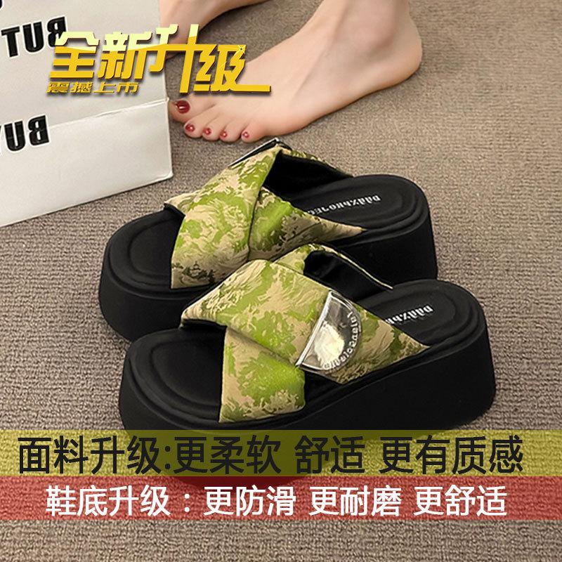 

Muffin thick-soled heightening cool slippers women s outer wear 2025 summer new French high-end one-word slippers beach shoes 40