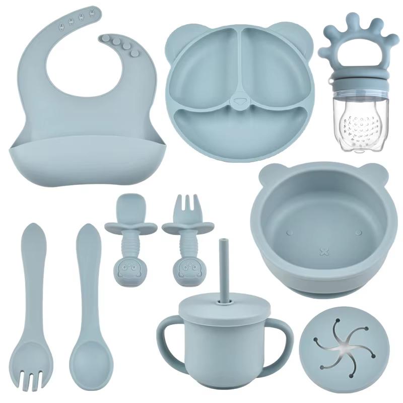9 delar/set BPA-fri Silikon Baby Matningsset Sugkoppsskål Delad Middagstallrik Mug med Sugrör Sked Gaffel Justerbar Haklapp Barnservis