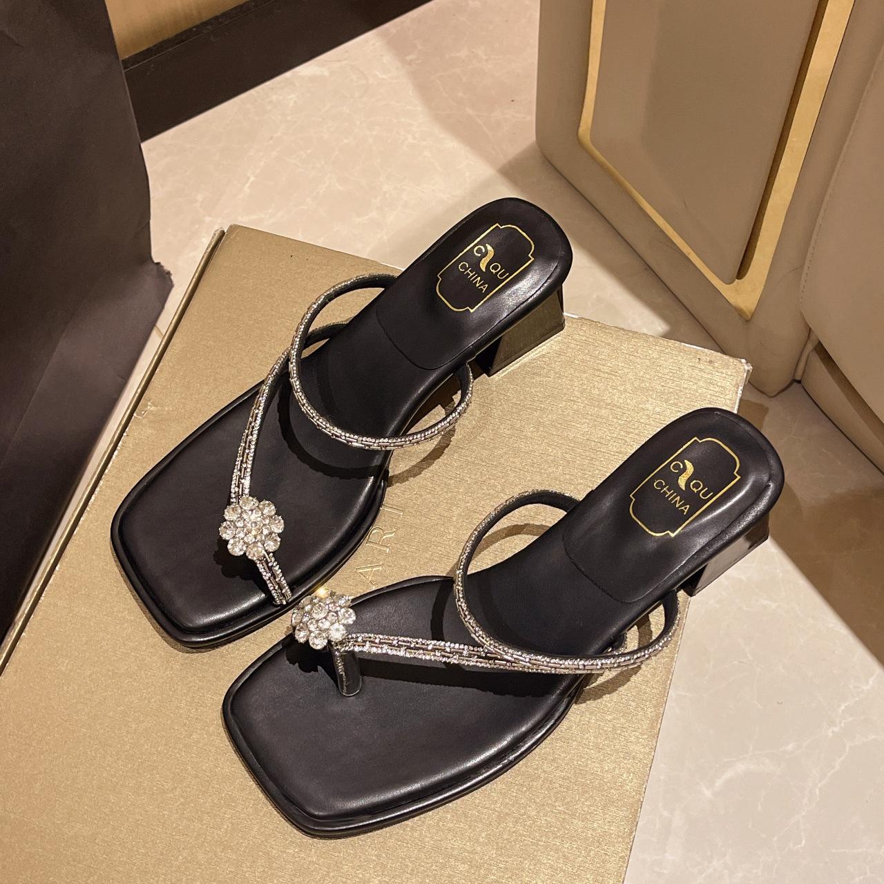 

Квадратный носок, наборный носок, стразы, пайетки, шлепанцы женские летние новые, квадратный носок, открытый носок, средний каблук, крутые шлепанцы 40 чёрный