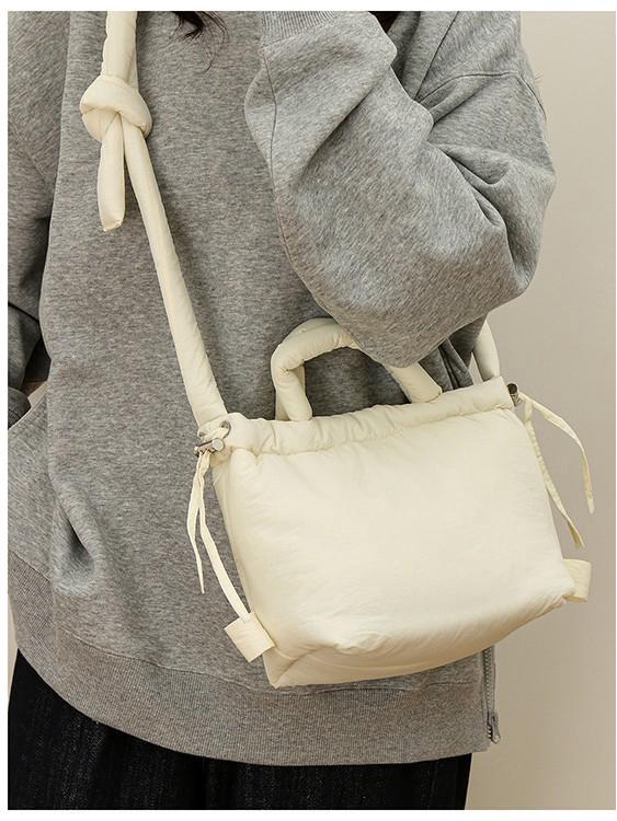 Sac bandoulière et cabas Niche Design 2025 rembourré en coton - Léger, polyvalent, à la mode, couleur unie, sac décontracté à compartiment unique.