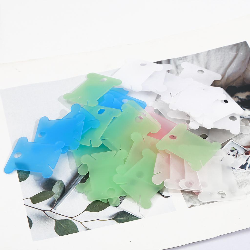 20/50 sztuk Uchwyt na nici Narzędzie do nawijania szpulki Uchwyt do przechowywania szpulki Plastikowa tablica na nici do szycia Karta Organizer nici do majsterkowania