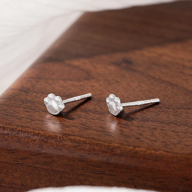 

Милые серьги в виде кошачьих когтей для студенток с ежедневным пирсингом ушей и милыми маленькими сережками