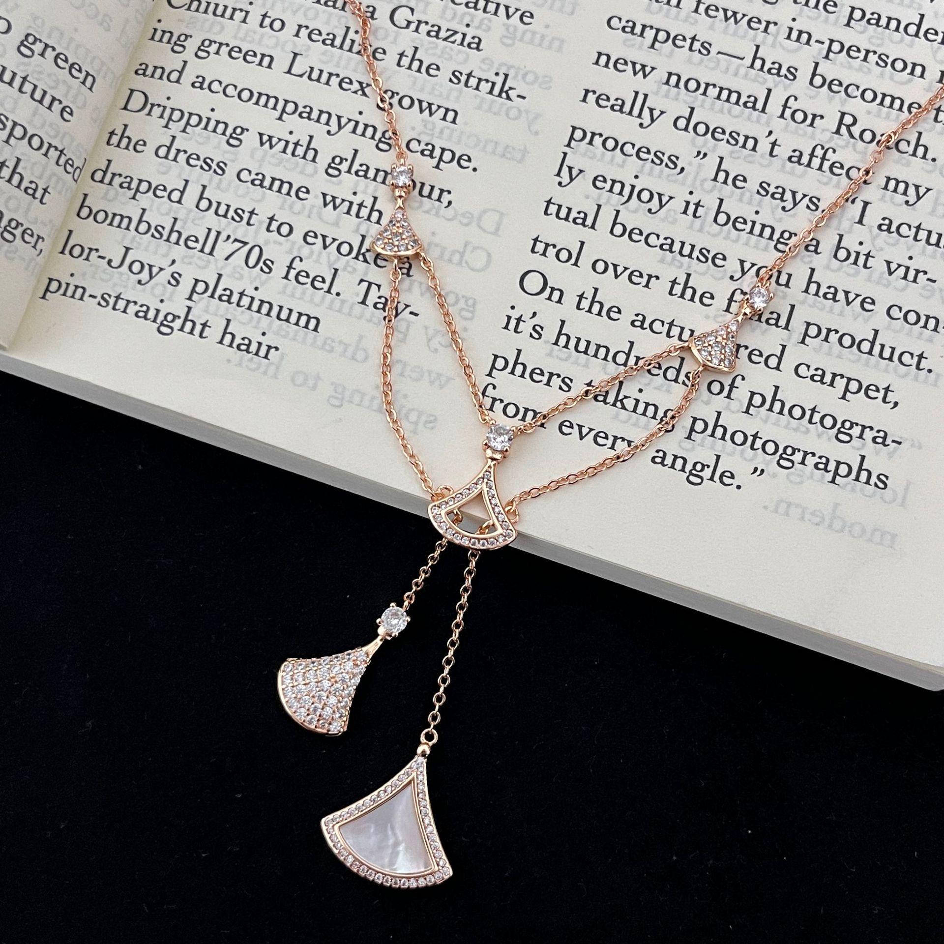 

Elegant Seiko Diamond Tassel Necklace with Double-Layer Skirt and White Shell Clavicle Chain Plating медный