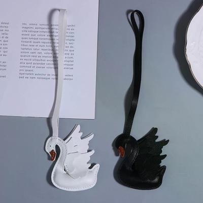 Porte-clés Couple Cygnes Noir Blanc en Cuir PU Fait Main Mignon Charme de Sac Décoration Cadeau pour Amoureux