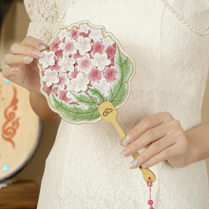 Runder Fächer im antiken Stil mit Stickerei, chinesischer Stil, blütenförmiger Handfächer mit Anhänger-Quasten, Cheongsam Hanfu Zubehör