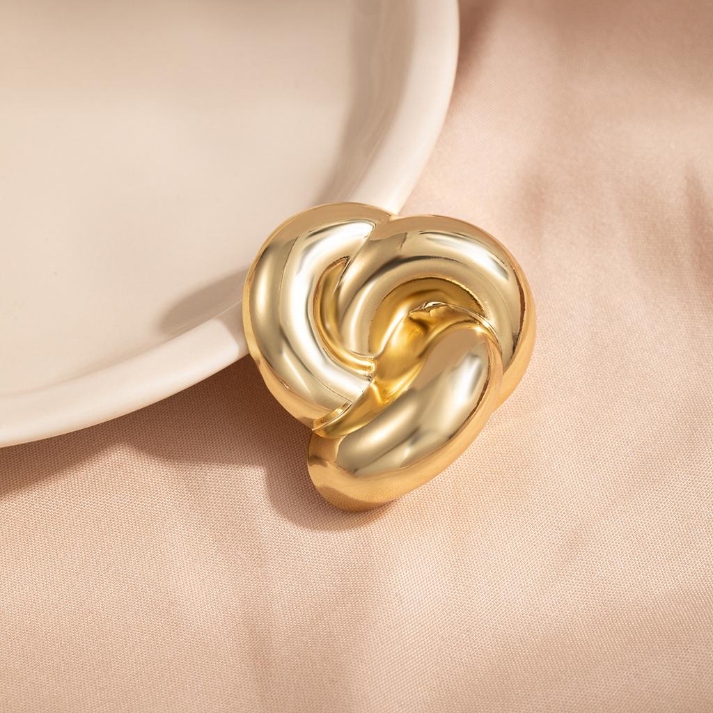 Wind Metal Smooth Surface Advanced Sense Twisted Winding Brooch Niche Design Sense Suit Accessories