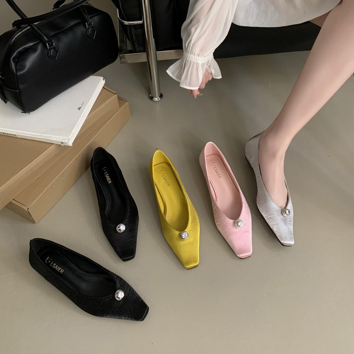 

2025 spring new square head satin pearl shallow mouth soft sole commuting versatile OL professional flat women s single shoes 39 жёлтый