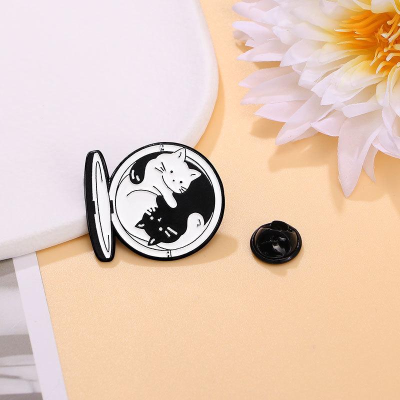 Original Cartoon Katze Metall Brosche Niedliche Tier Serie Schwarze Katze Pistolen Abzeichen Heiß verkaufte Pin Zubehör