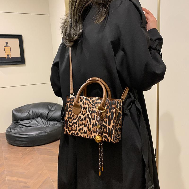 Fashion niche shoulder bag literary and simple popular portable women's bag new trendy messenger small square bag