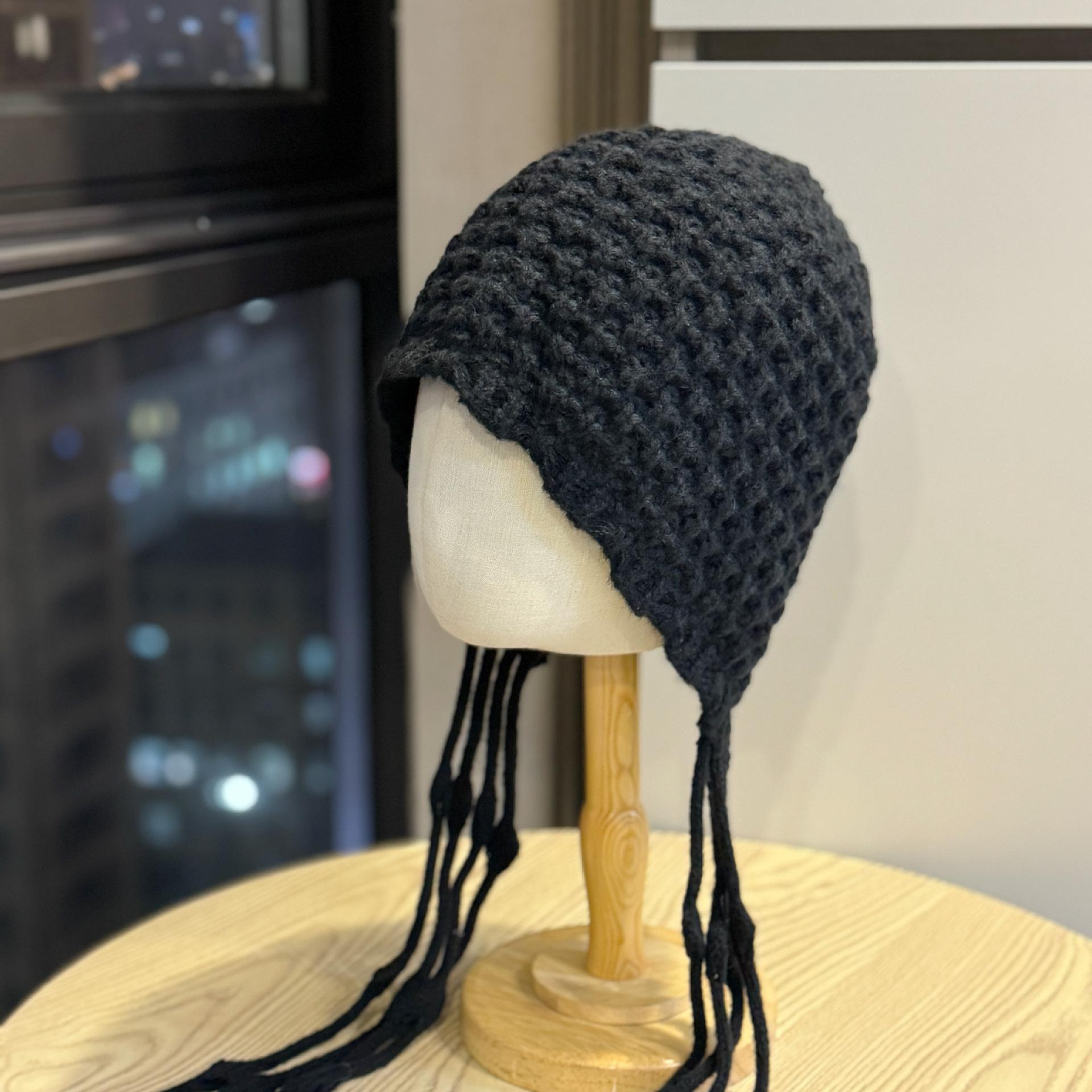 

New hand-knitted tassel pom-pom wool hat for women, autumn and winter warm ear-protecting knitted hat with straps, trendy pullover hat Adult54-60Average Size чёрный