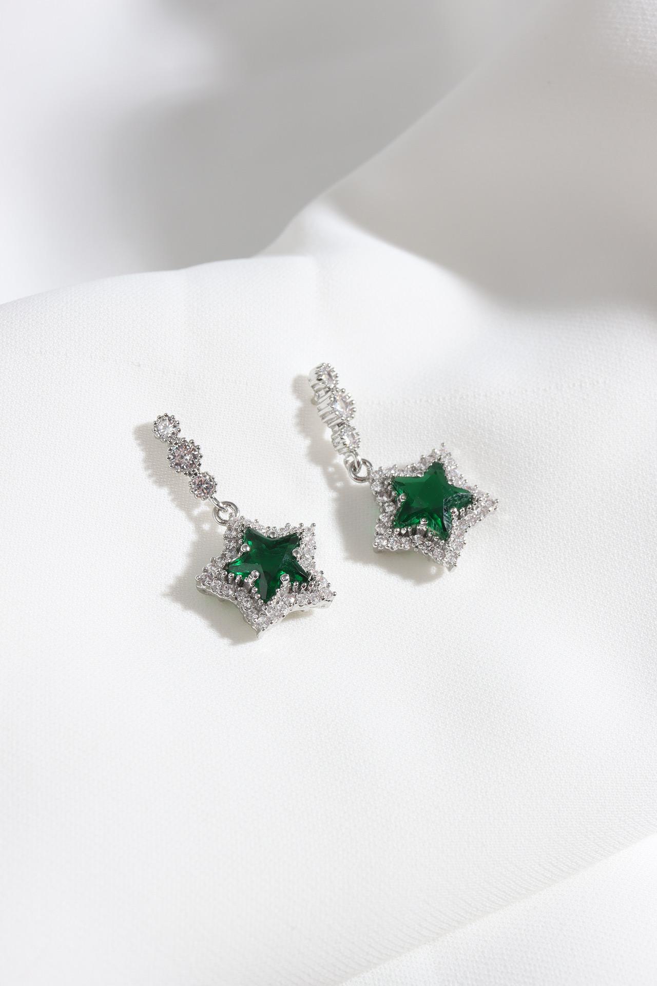 

Серебряные серьги со звездами и зелеными камнями