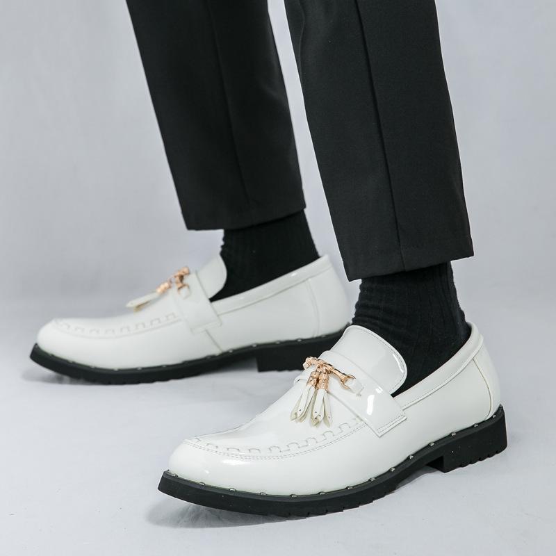 Large size glossy business foot leather shoes men's British fashion solid color fringed loafers Korean version of gold leather shoes