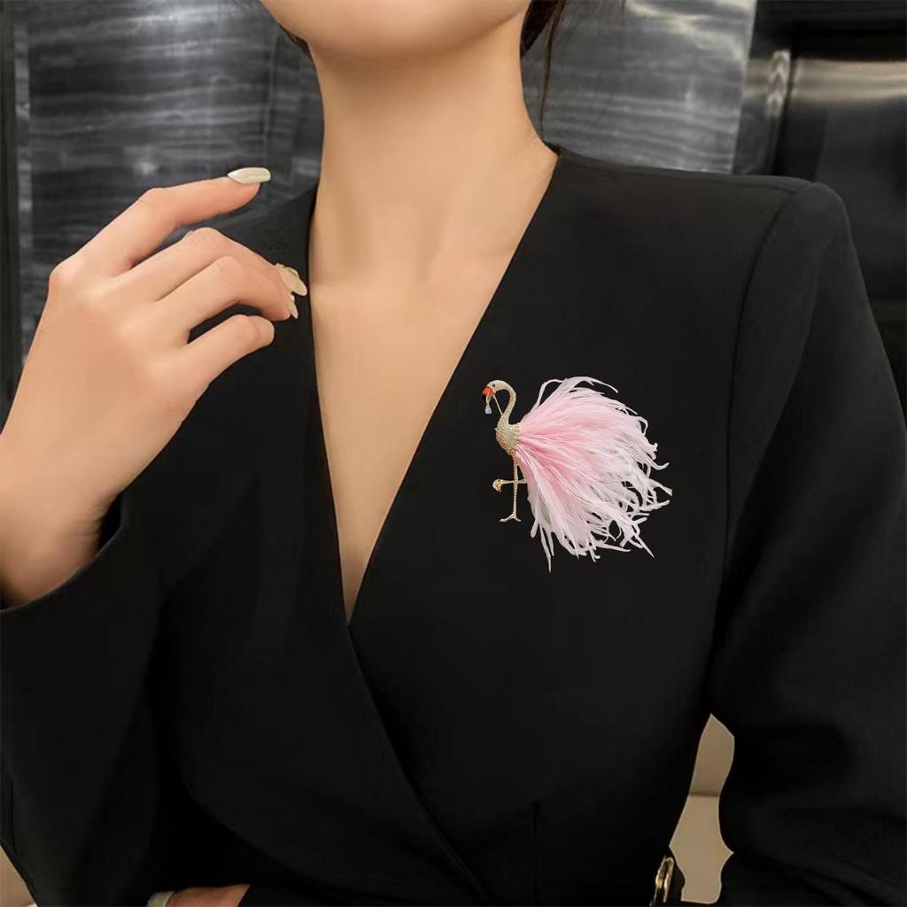 Elegant Flamingo Feather Brooch – Luxurious Animal Pin, Fairy-Inspired, Trendy, and Distinctive Style