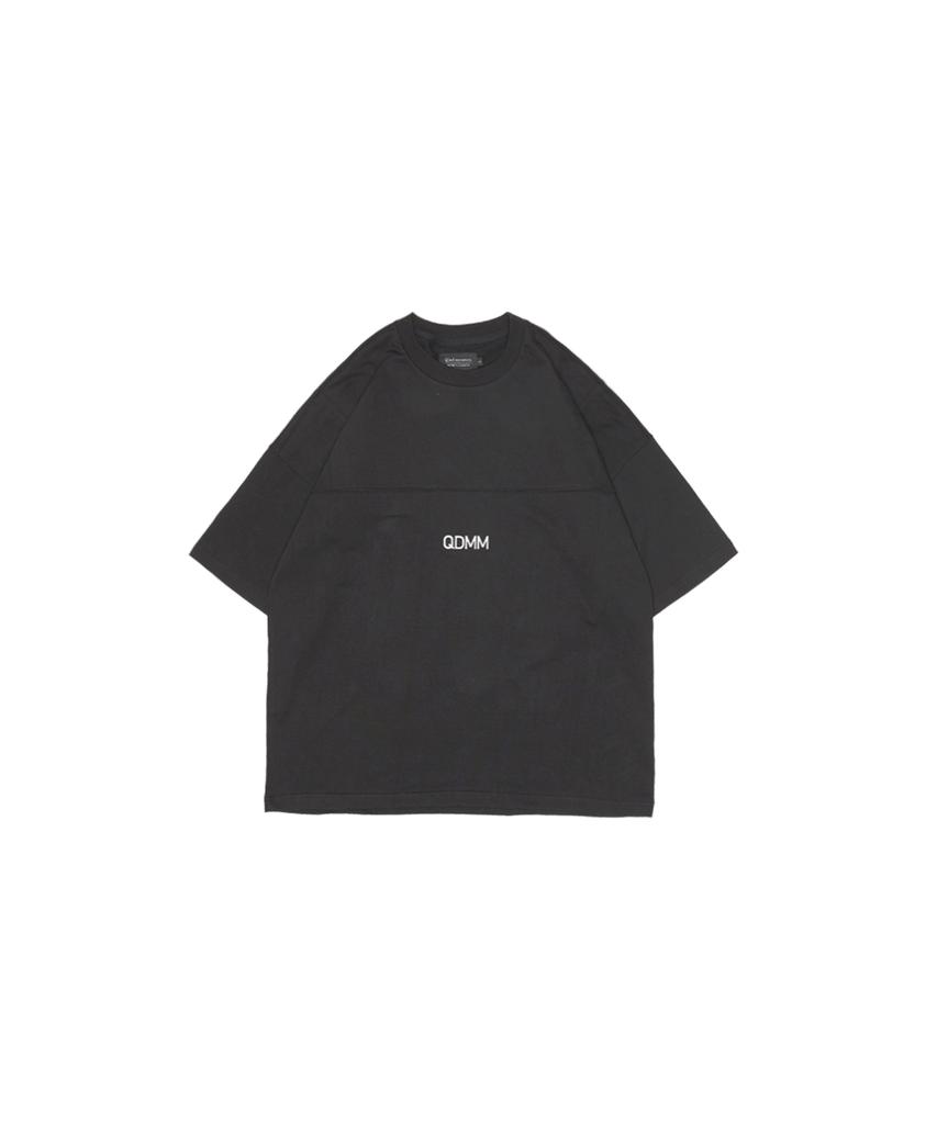 QDMM Logo De-Shoulder Short Sleeve_Black