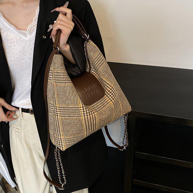 

2025 Winter Tweed Shoulder Bag: Woolen Plaid Tote 32 x 10 x 32 cm світло-сірий колір