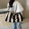Retro Gestreifte Damen Reisehandtasche mit großem Fassungsvermögen Langlebige Oxford Konvertierbare Umhängetasche für Wochenendausflüge & tägliches Pendeln CLE