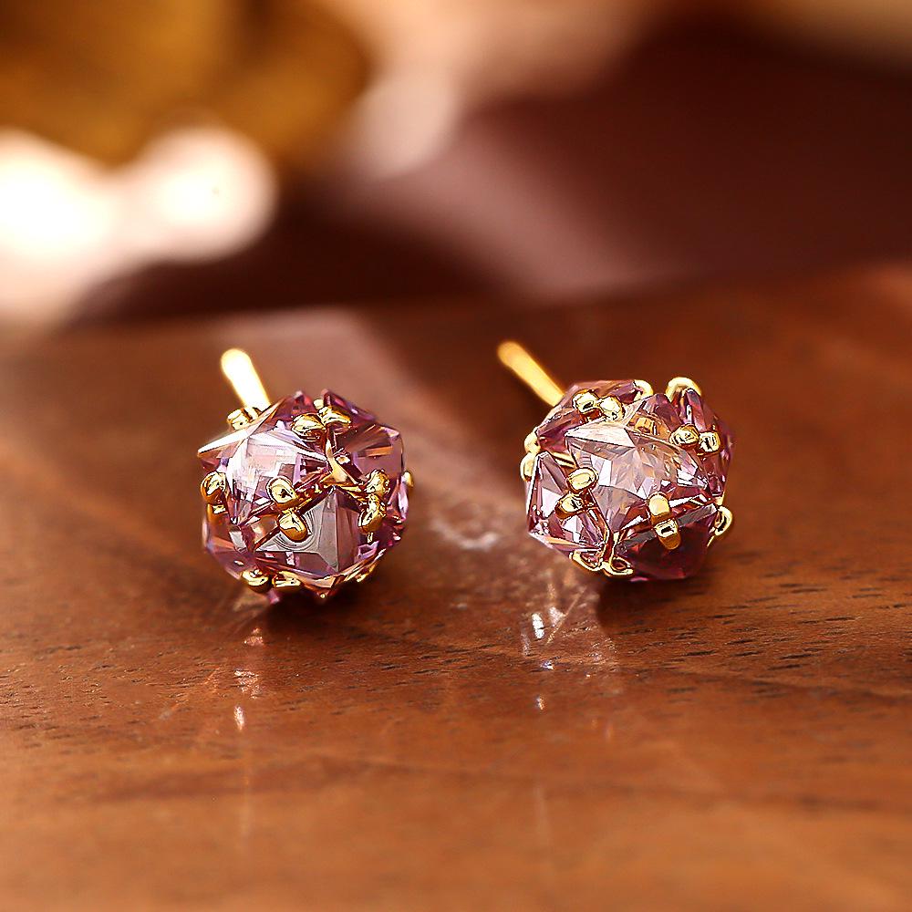 

Сережки-пусети з фіолетовим кубічним цирконієм: Елегантні, Модні та Позачасові Прикраси.