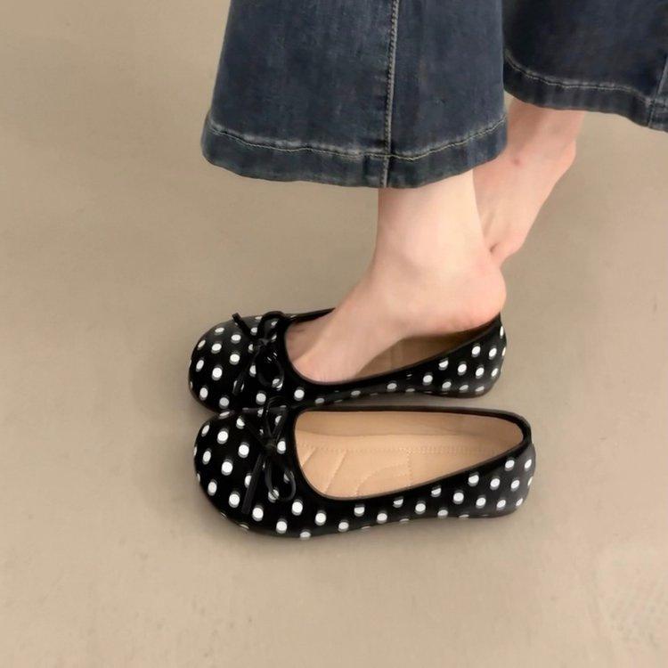 Beige ballet style retro flat bottom light mouth single shoes women's 2026 new spring French round head soft sole Mary Jane shoes