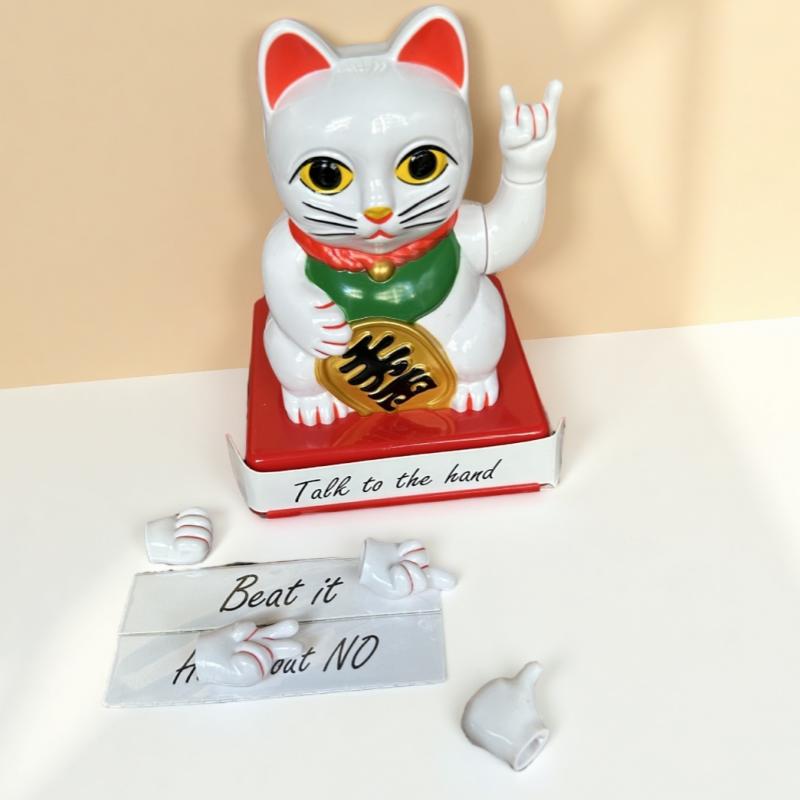 

Китайский счастливый кот Фортуна Помахал рукой Фортуна Личность Темная версия Вертикальный средний палец Приветственный кот Домашние поделки 14x10x11cm