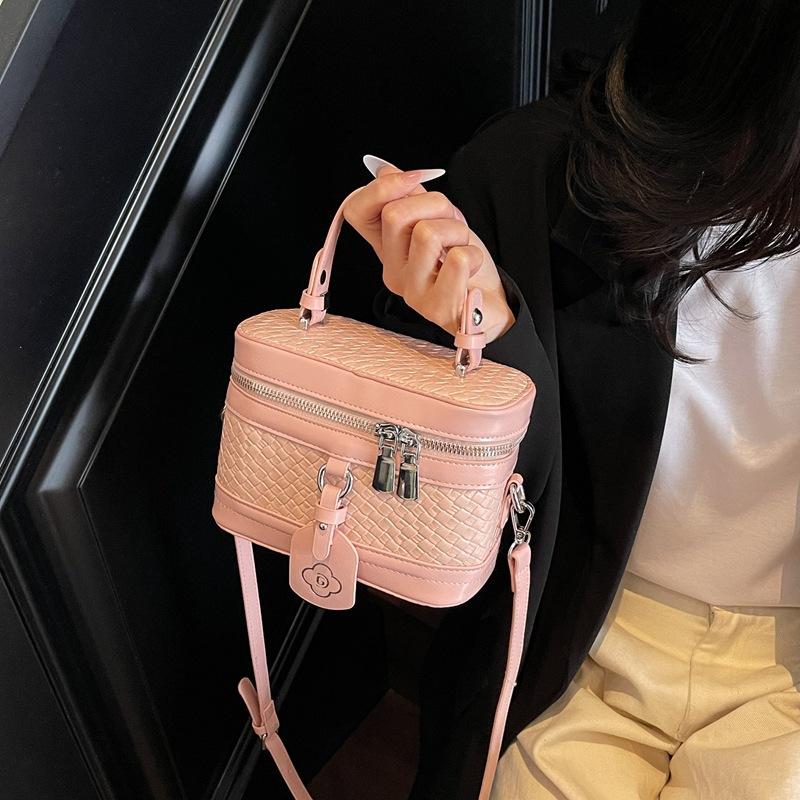 Super hot small bag women's summer versatile 2025 new fashion shoulder messenger bag popular this year bucket bag