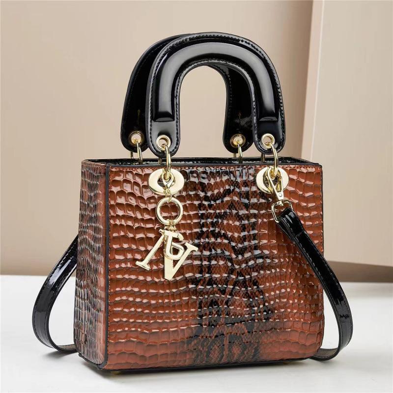 Handbag with A Small Fragrance and Lizard Pattern, with A Fixed Texture and Large Capacity. It Is A One Shoulder Crossbody Handbag for The Consort