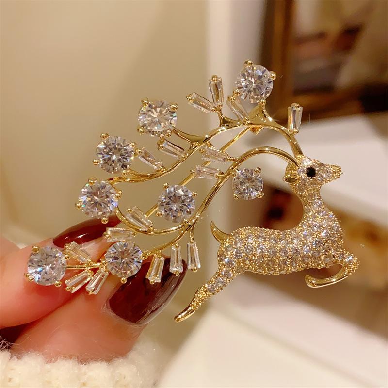 SKEDS High-end Women Men Elegant Exquistie Crystal Deer Badges Pin Classic Shining Boutique Animal Christmas Brooch Corsages