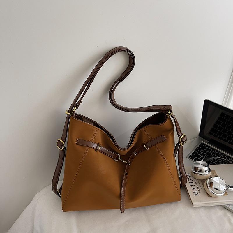 Retro large-capacity matte bag women s winter new casual shoulder bag commuter bag backpack коричневый