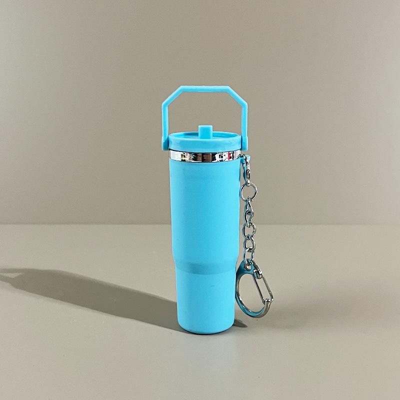 Llavero Copa Rey Hielo: Colgante Stanley versátil para pintalabios o para colgar en la mochila