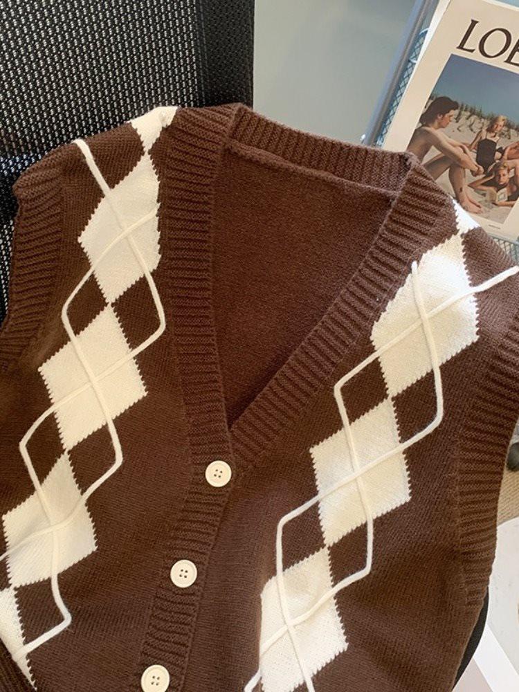 Women's Plus Size V-Neck Argyle Knitted Cardigan Vest: Early Autumn Loose Fit, Button-Up, Slimming Design