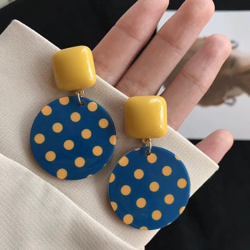 

Simple and sweet personality, small and fresh polka dot earrings for women, retro temperament, geometric resin earrings, long earrings.