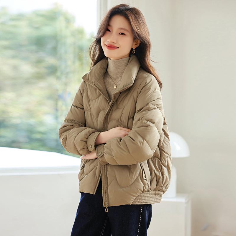 

Женский 2024 Зимний Короткий Пуховик Свободного Кроя со Стойкой - Доступен Большой Размер XXL, 140-155 jin хаки