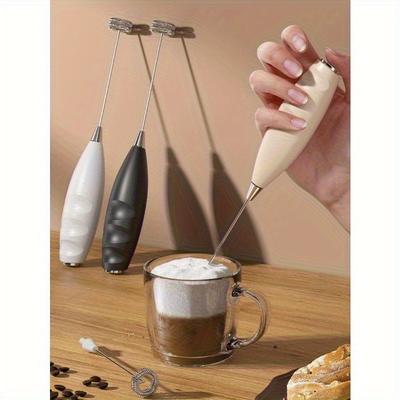 Ein Miniatur-Elektromilchaufschäumer für den Hausgebrauch. Ein Handmilchaufschäumer