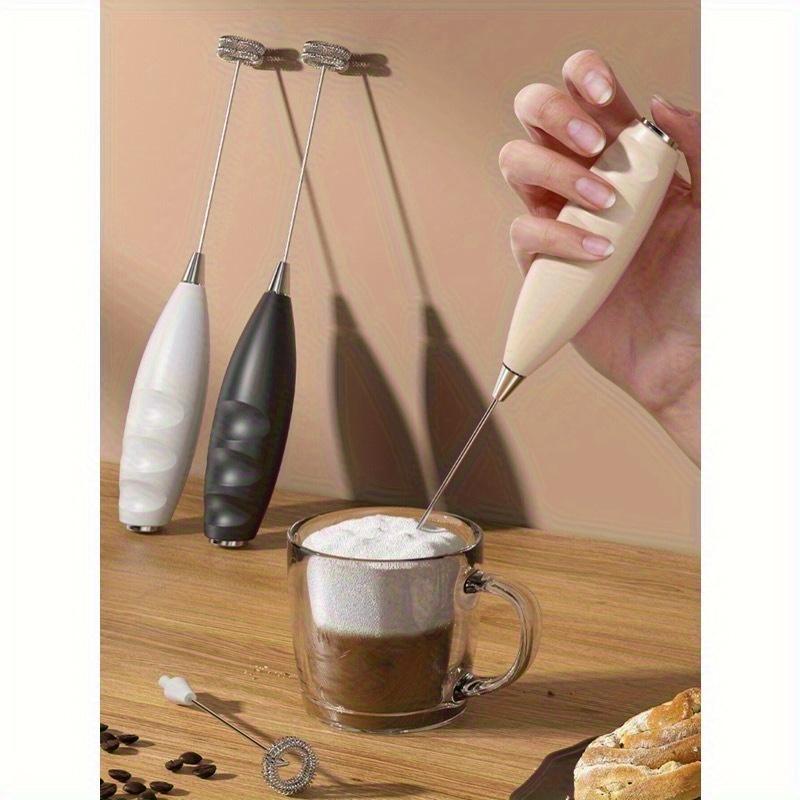 Miniaturní elektrický napěňovač mléka pro domácí použití. Ruční šlehač mléka