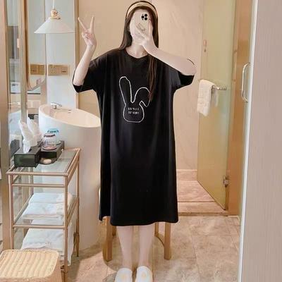 Ein mittellanges, überknielanges Kurzarmkleid für den Sommer für Damen, stilvoll und locker, mit einem Schlitz-T-Shirt-Rock, der darüber getragen wird