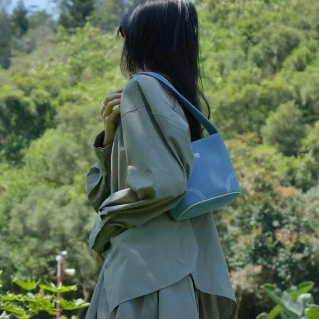 New Lee Fabric+Artificial Leather Baby Blue Shoulder Bag, Bucket Bag, Shoulder Bag Regular Women's Vintage Light Cow LE240070M-521